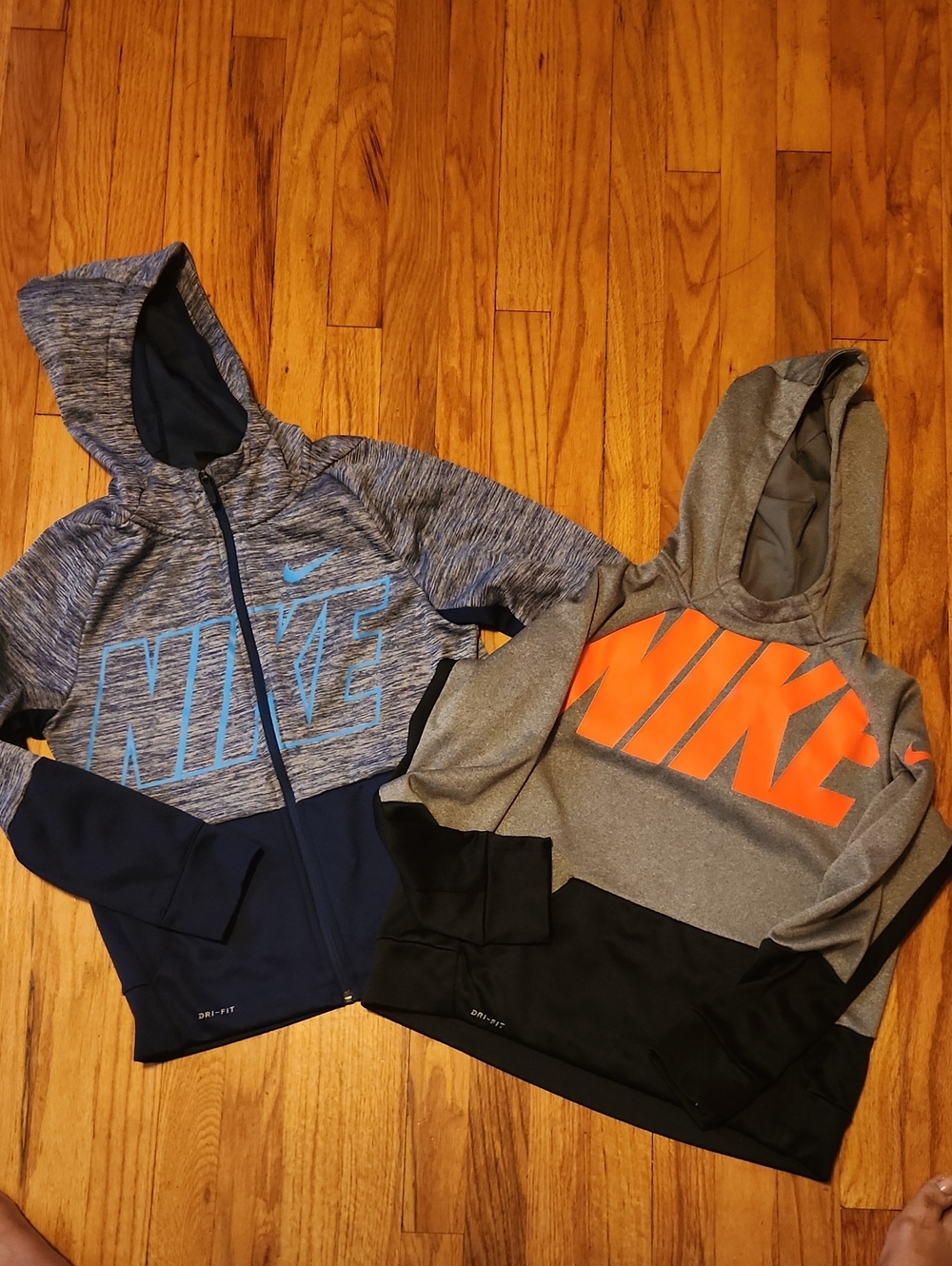 EUC 2 Nike Kids Hoodies in Gray, Navy Size LARGE
